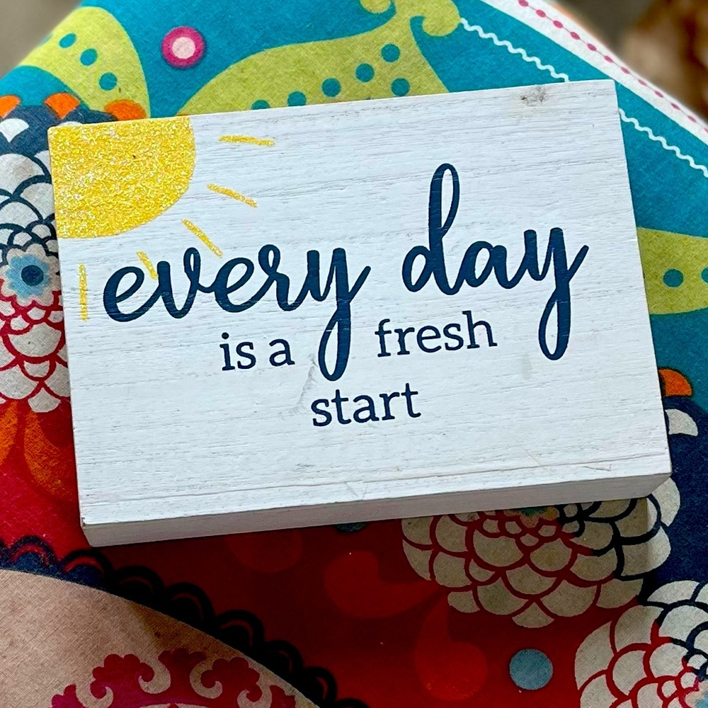 3/13💄EVERY DAY IS A FRESH START + sunshine white wooden plaque decor